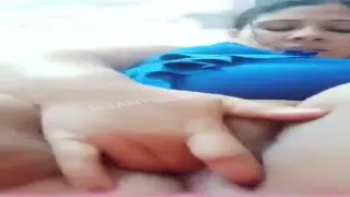متناكة مصرية تدخل ايدها في كسها