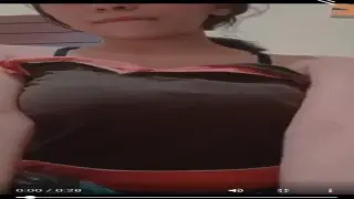 مراهقة تكلم حبيبها وتلعب في كسها علشان تمتعه