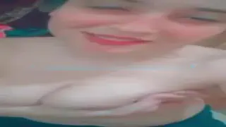 بنوتة هاي كلاس جميلة عارية الصدر تكلم حبيبها