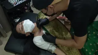 الواد بتاع التاتو ينيك بنت في المحل