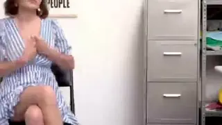 فتاة تسرق من محل ورجل الامن ينيكها