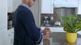 زوج الام المنحرف الكبير ينيك بنت زوجته