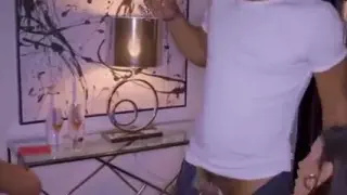 واد زنجي يضبط بنتين من الديسكو وينيكها جامد
