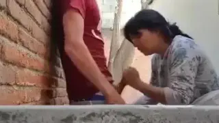 يزنق صحبته فوق السطح وينيك في طيزها
